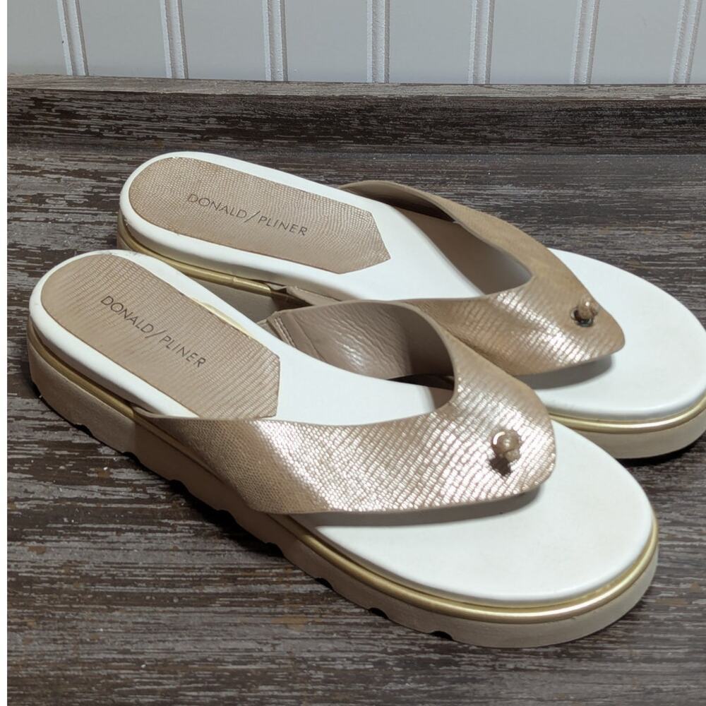 Donald Pliner Women's White Beige Metallic Viperina Flip Flop Comfort Sandal 11M